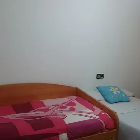 Plaza Del Oeste 4 Dormitorios, 2 Banos , Parking Lejlighed